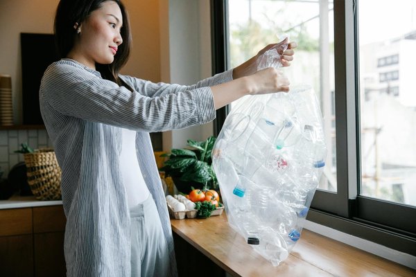 Comment une entreprise peut-elle se conformer à la réglementation sur la réduction de l'utilisation de plastiques à usage unique?